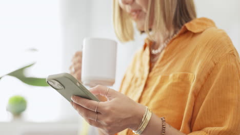 relajarse, café y teléfono con las manos de la mujer