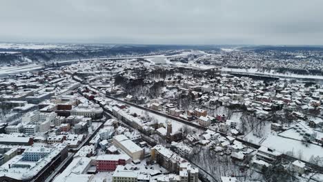 Edificios-Y-Casas-Cubiertas-De-Nieve-Del-Invierno,-Kaunas-Lituania