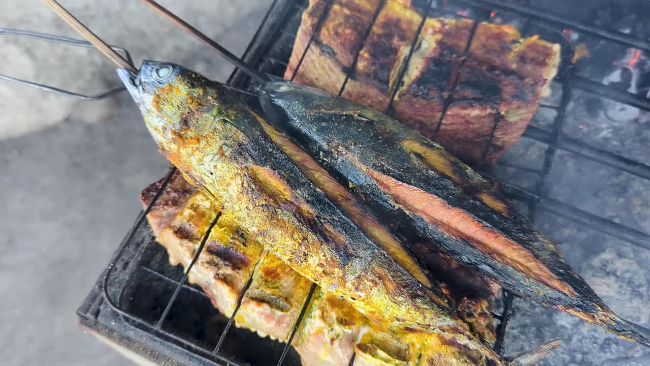 Pesce appena pescato su uno spiedino cotto su un barbecue a carbone di legna sull'isola tropicale di Bali, Indonesia