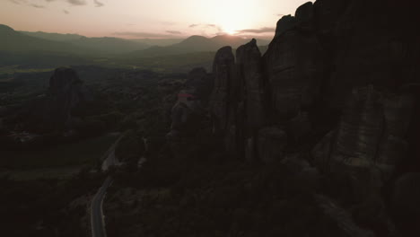 Dämmerungsantenne-Zwischen-Majestätischen-Felsformationen-Von-Meteora-Und-Seinen-Klöstern