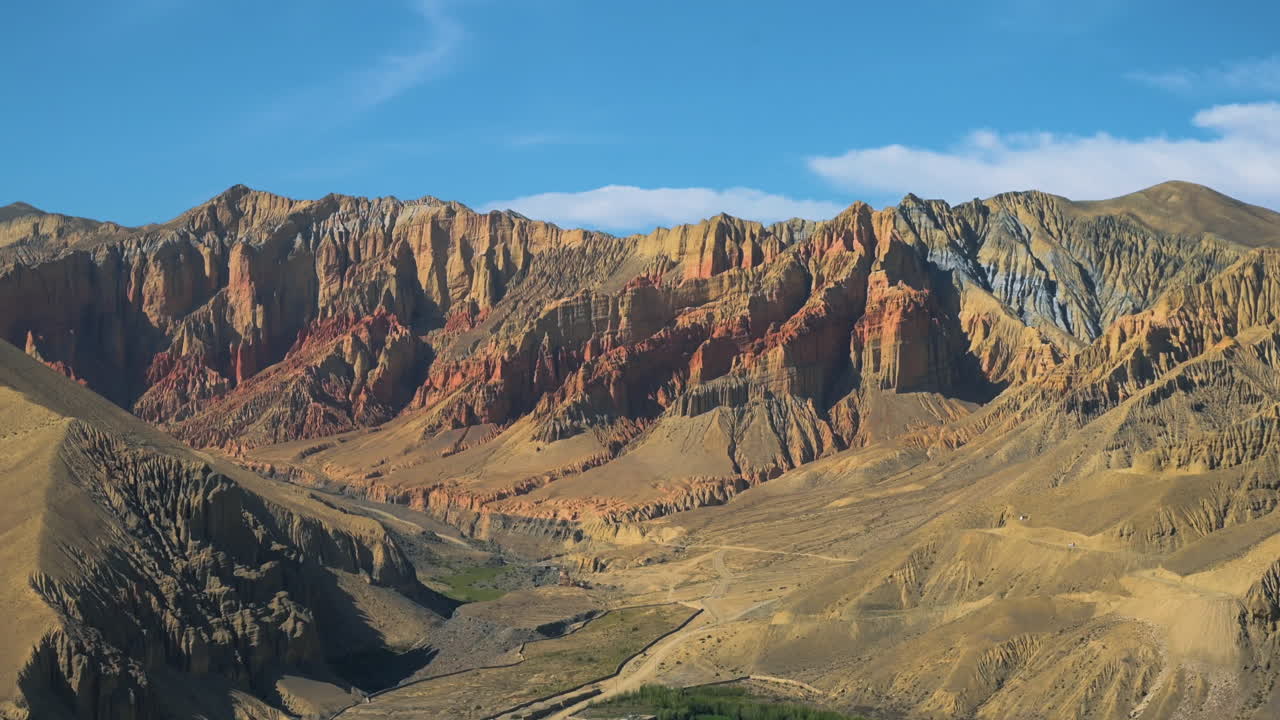 montañas secas bajo el cielo azul en el mustang superior de nepal
