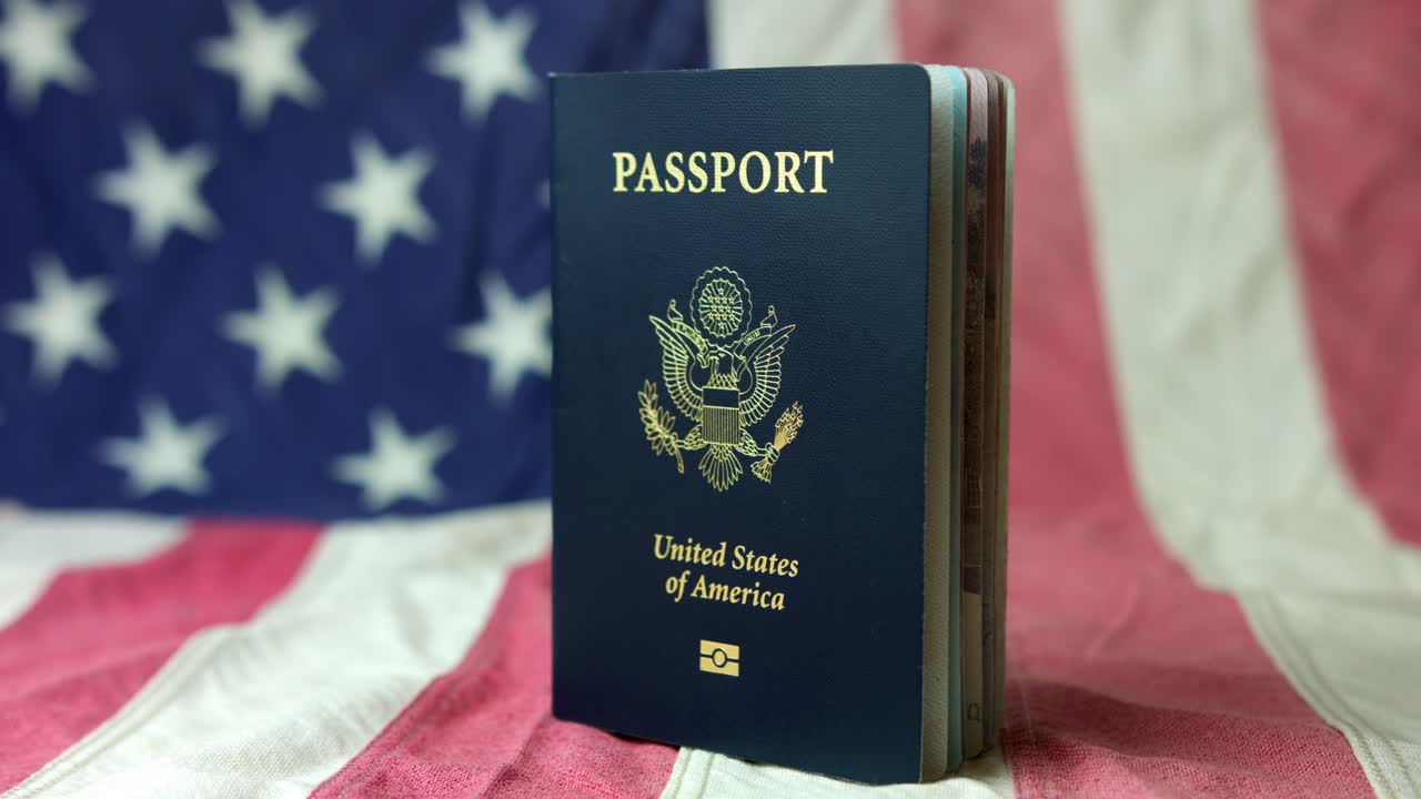 pasaporte de los estados unidos de américa contra la bandera nacional americana