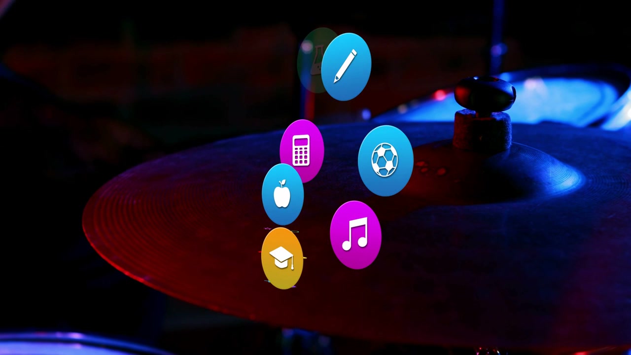 Video verticale: Batterista che tocca un punto giallo sul piatto, generando icone che si impilano e libri che appaiono per la musica.