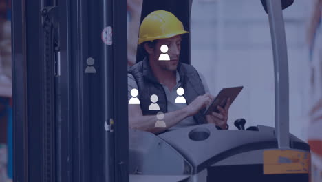animación de iconos de perfil sobre trabajador masculino caucásico usando una tableta sentado en una carretilla elevadora en un almacén