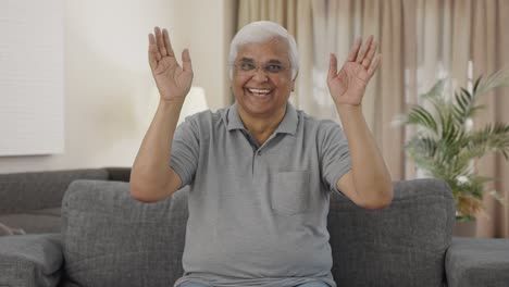 viejo indio feliz saludando y diciendo hola