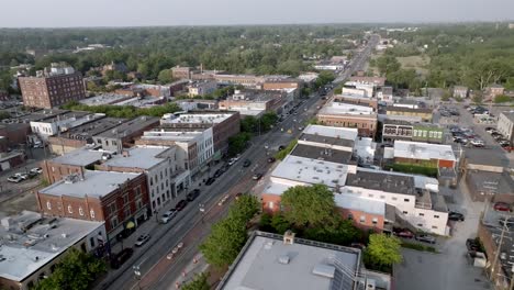 Centro-De-Ypsilanti,-Michigan-Con-Video-De-Drones-Moviéndose-En-Círculo