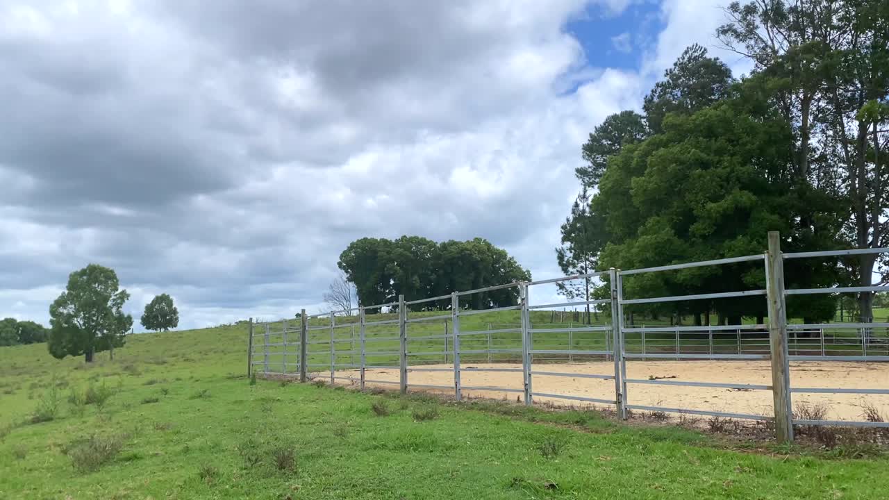 pastizales verdes de la granja con corral para perros y ganado