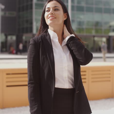 joven empresaria inteligente frotándose el cuello