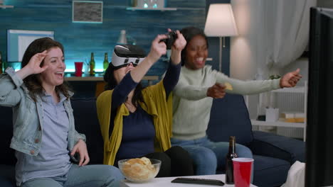 mujer negra experimentando un auricular de realidad virtual ganando videojuegos