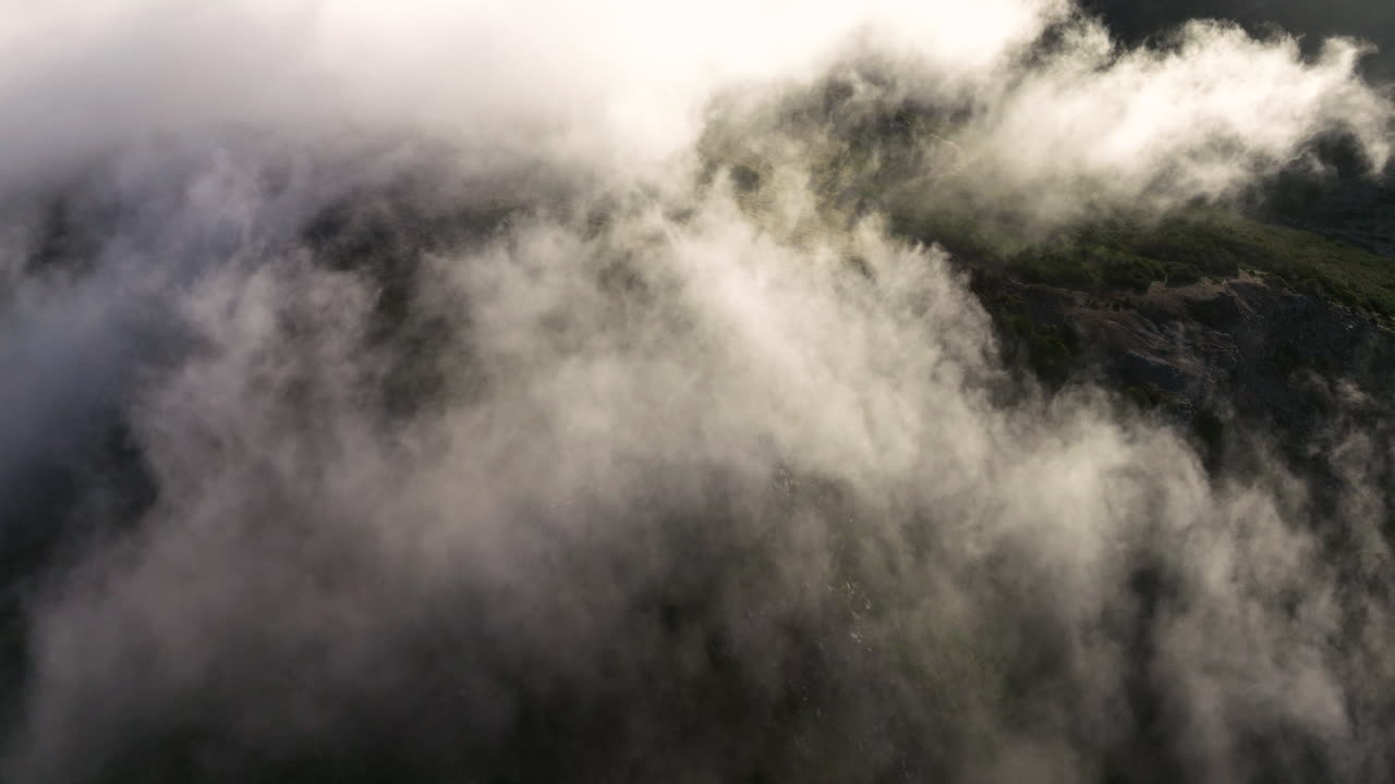 nubes brumosas sobre los picos montañosos del pico do arieiro en la isla de madeira, portugal