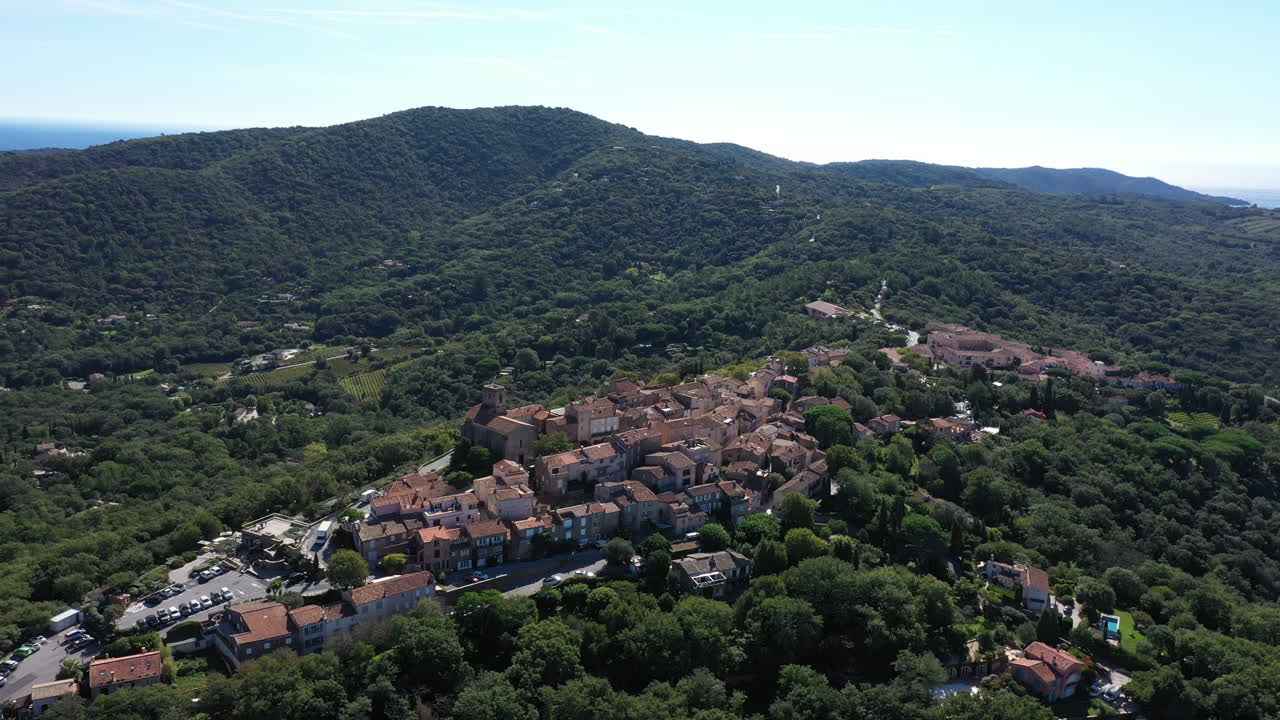 gassin vista aérea pueblo en las montañas cerca de saint tropez