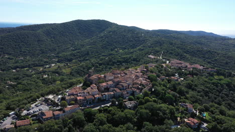 Pueblo-Con-Vista-Aérea-De-Gassin-En-Las-Montañas-Cerca-De-Saint-Tropez