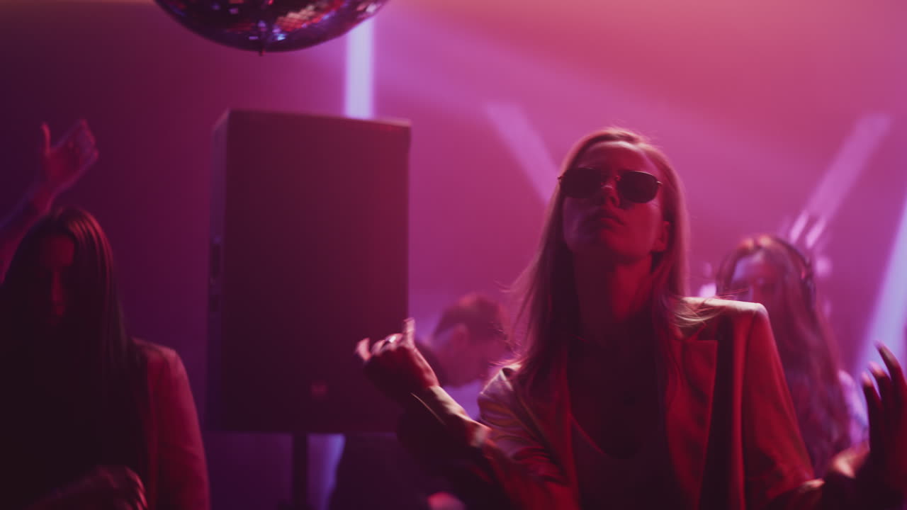 la escena de la fiesta en el club nocturno