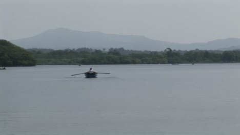 Remar-En-Un-Lago-En-Killarney,-Irlanda