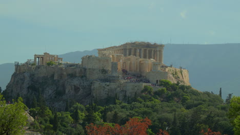 la acrópolis de atenas con vistas a la exuberante vegetación