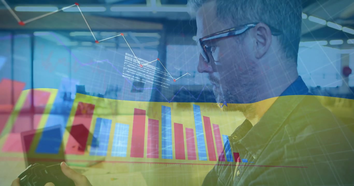 animazione di un grafico, linguaggio di programmazione, bandiera dell'Ucraina, fotografo caucasico che controlla la fotocamera