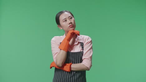 mujer con guantes naranjas y delantal, varias expresiones