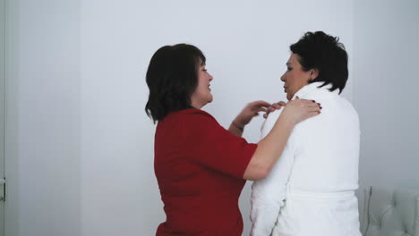 woman-therapist-examines-mature-patient-painful-shoulders