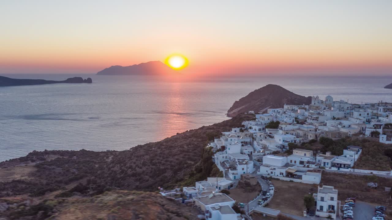 hiper lapso aéreo de la puesta de sol sobre un típico pueblo griego en la isla de milos en grecia