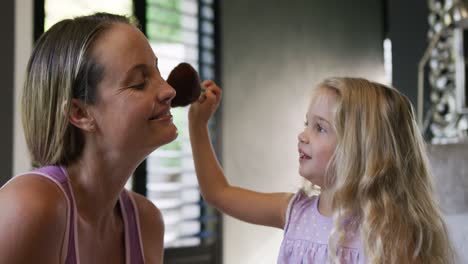 Hija-Maquillando-A-Su-Madre