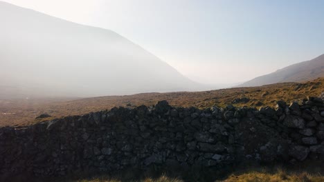 valle silencioso en las montañas misty morne irlanda
