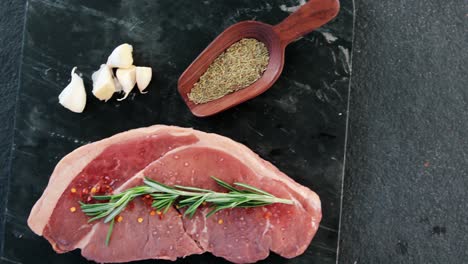 el filete crudo, el ajo, el romero y las especias