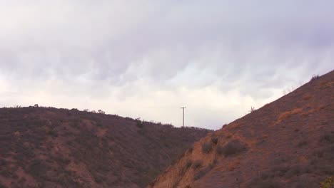 Lapso-De-Tiempo-De-Nubes-Festoneadas-Navegando-Por-Encima-De-Una-Ladera-En-California