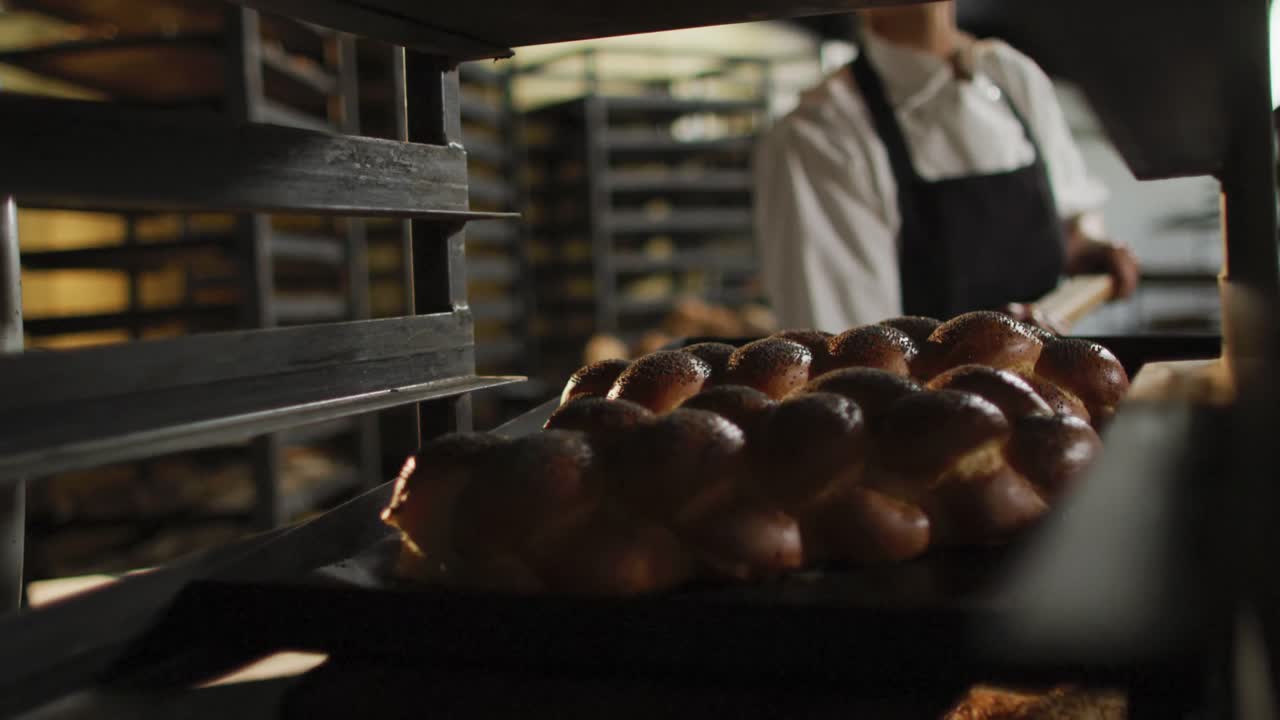 animación de la sección media de una panadera asiática que sostiene una espátula de madera con un challah
