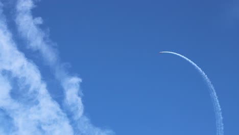 aviones que realizan bucles y senderos en cielo despejado