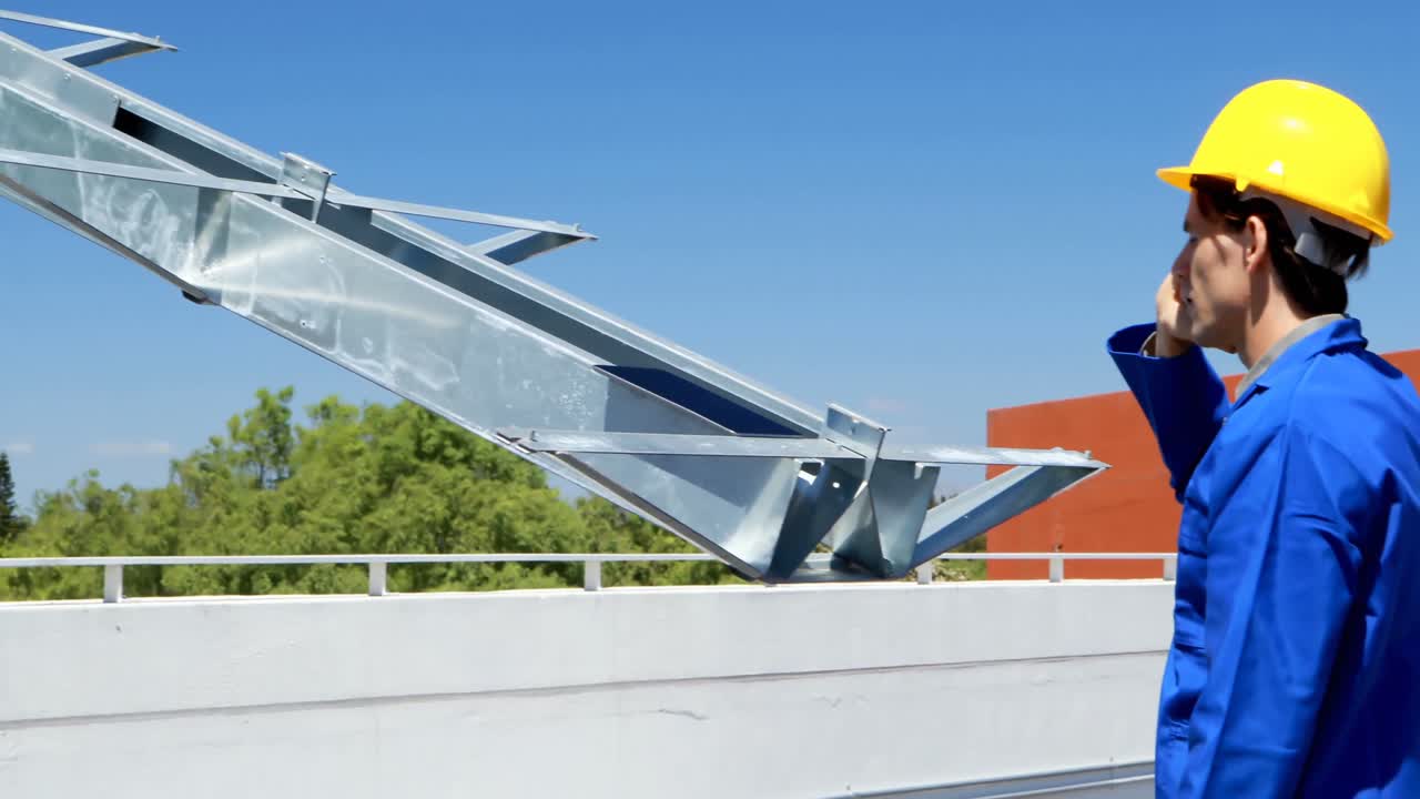 trabajador masculino hablando por teléfono móvil en la estación solar 4k