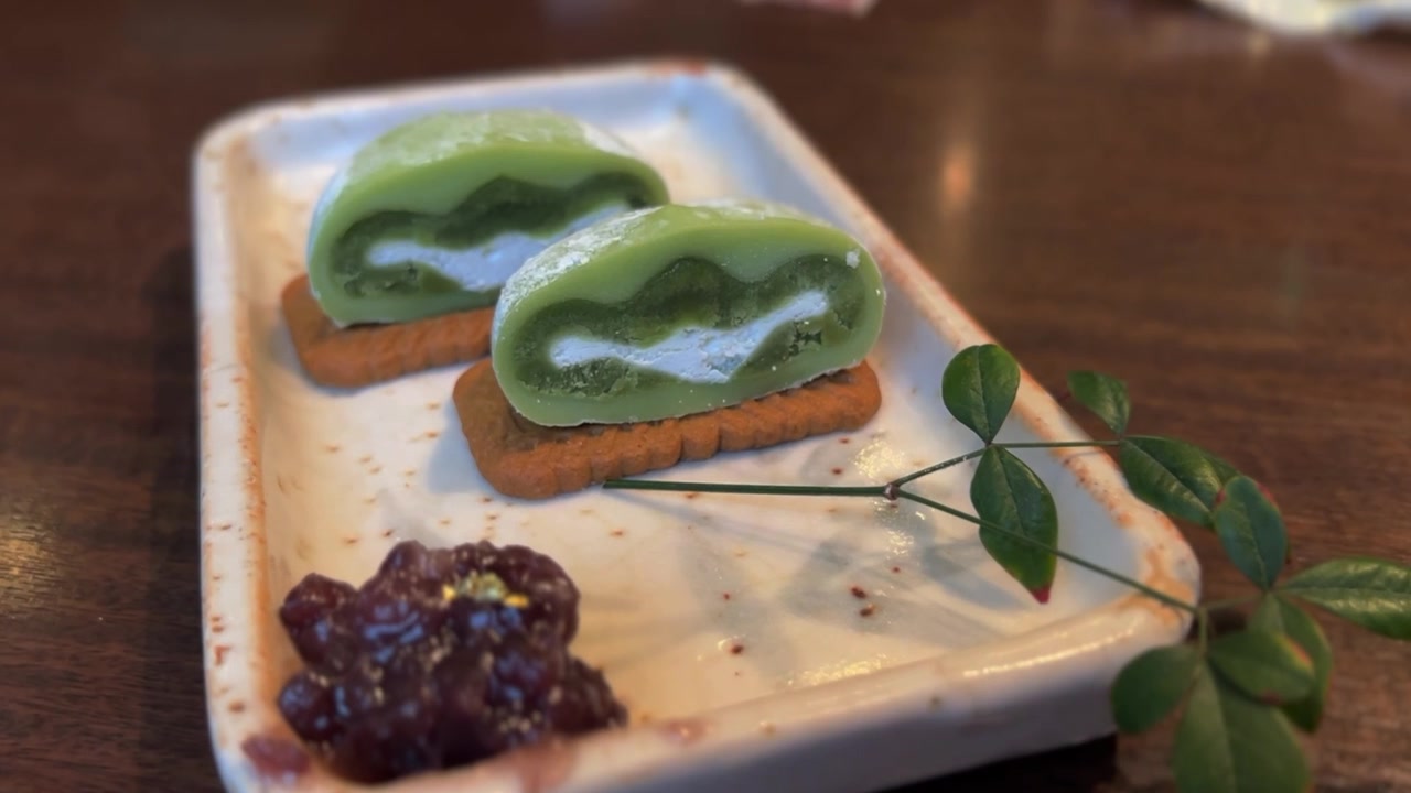 Japanilainen Matcha-kerma-mochi-punapapujälkiruoka.