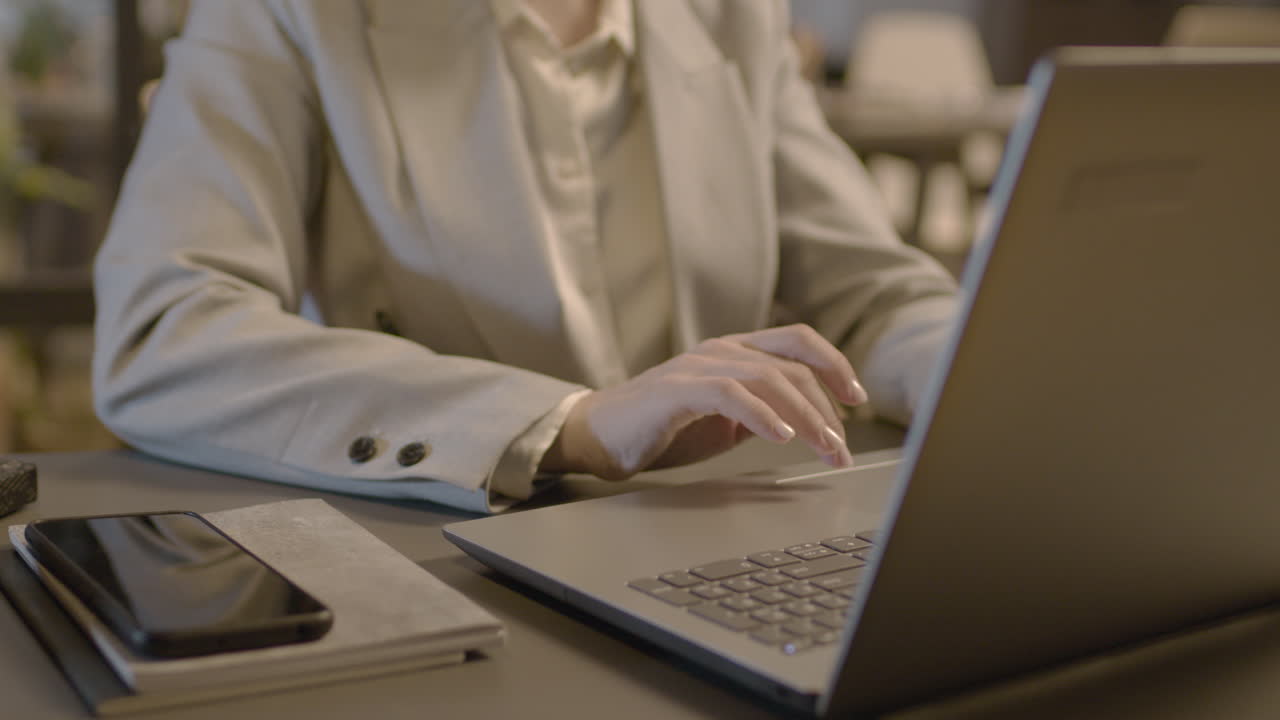 직장 1에서 노트북 키보드에 입력하는 직원 여자 손 클로즈업