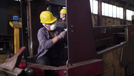 trabajador lijando la estructura