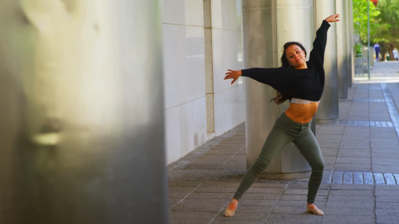 joven bailarina realizando un baile en la acera de la ciudad 4k
