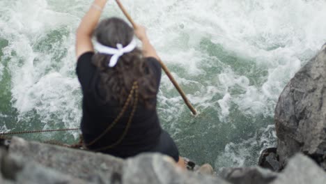 Traditionelles-Einheimisches-Lachsfischen-Mit-Tauchnetzen-An-Einem-Fluss