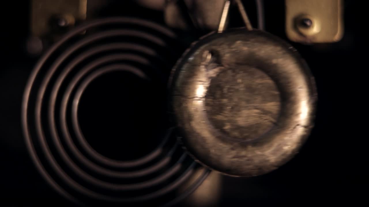 어둠 속에서 흔들리는 진자