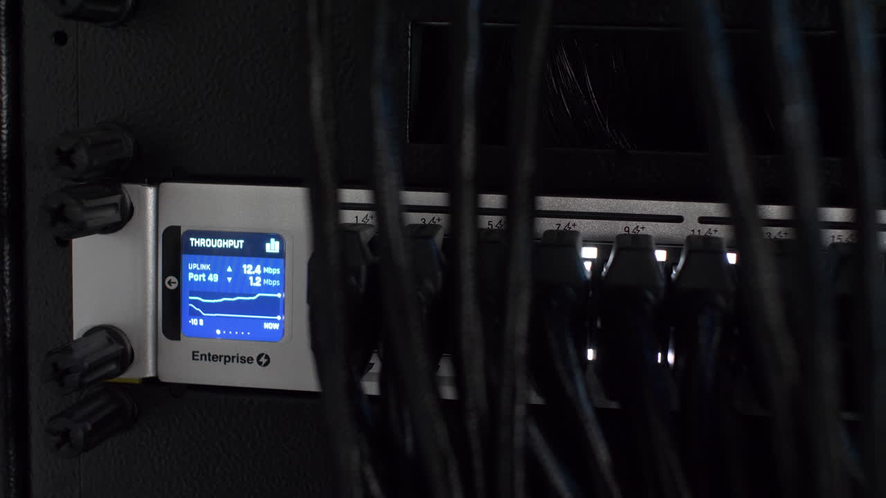 rack de servidor con pequeña pantalla led que muestra el rendimiento de megabits por segundo para los datos en el rack de red