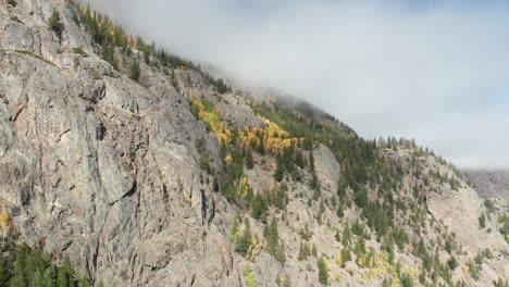 Imágenes-De-Drones-Del-Norte-De-Colorado-De-Colores-De-Otoño-En-Las-Montañas