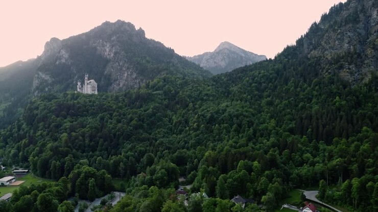 Alba al Castello di Neuschwanstein vicino a Fussen nella Baviera sudoccidentale, Germania-1