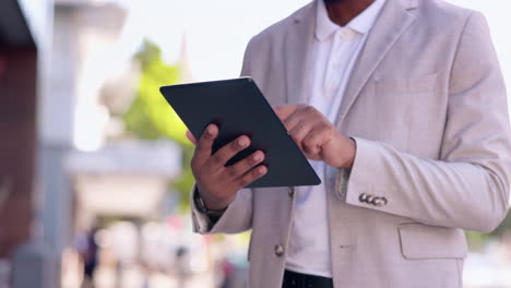 ciudad, primer plano y hombre con tableta