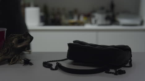 mujer corriendo en el fondo preparándose para la fiesta, dejó su teléfono en la mesa al salir de la casa