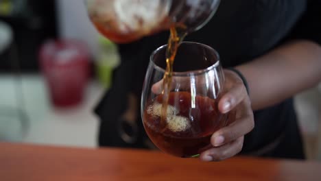 café americano helado en vaso que se ve fresco y refrescante para darle sed