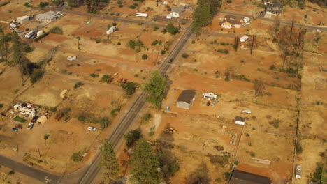 Vista-Aérea-O-La-Reconstrucción-En-Los-Suburbios-De-Paradise-California-Después-Del-Incendio-Forestal