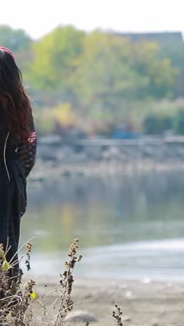 hermosa modelo joven posando cerca del río