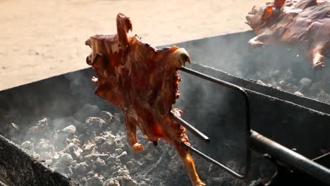 la cocción de un cerdo asado de cuerpo entero cocinado con parrilla de carbón