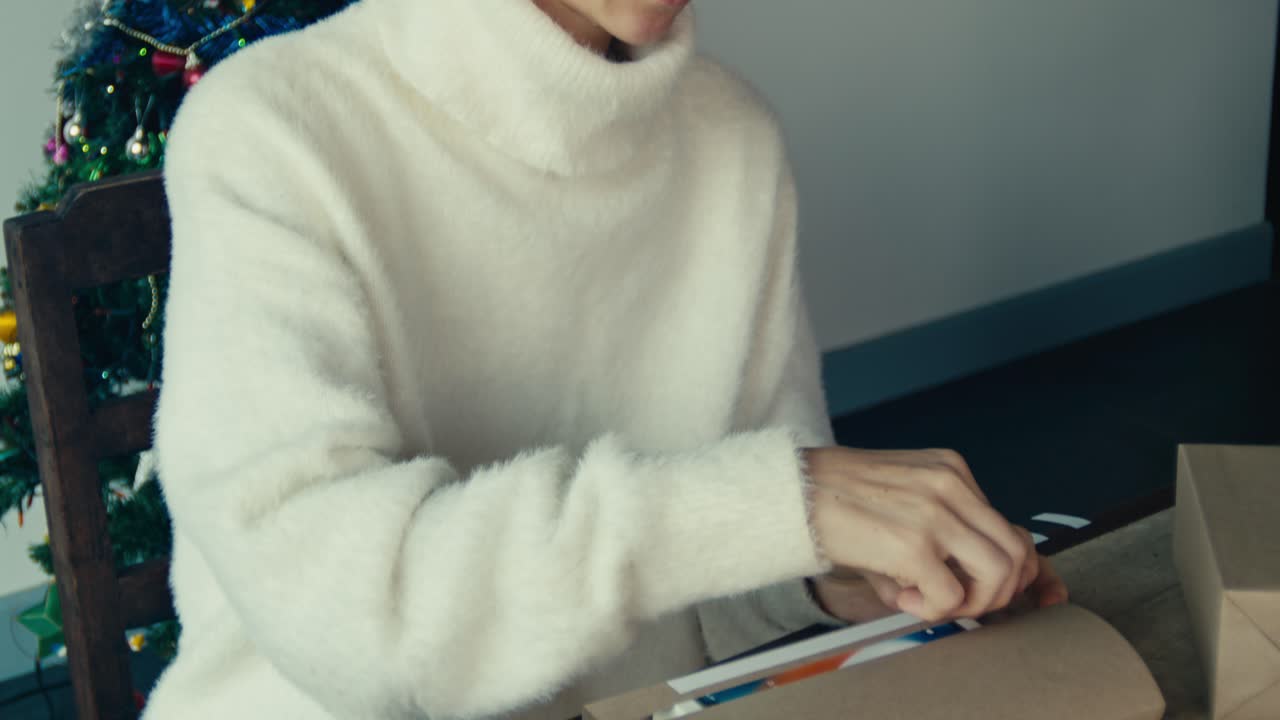 Женщина, упаковка рождественских подарков