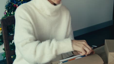 mujer envolviendo regalos de navidad