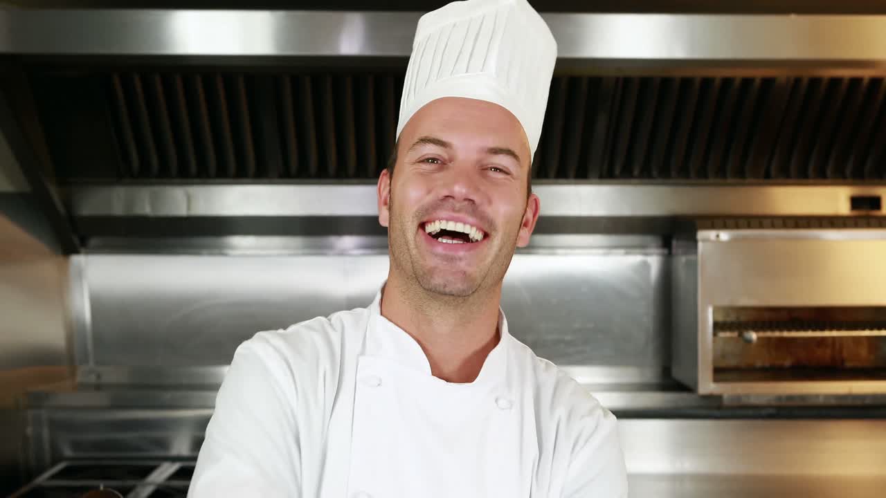 chef sonriente mostrando un plato y hacer un signo de ok