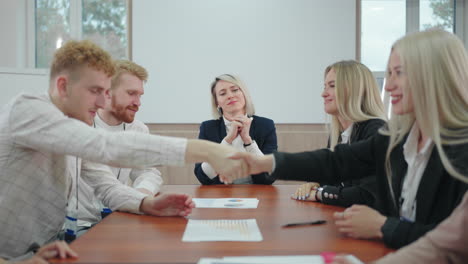 Erfolgreiche-Verhandlungen-Zwischen-Zwei-Unternehmen-Im-Konferenzraum,-Manager-Schütteln-Sich-Die-Hände,-Teamarbeit