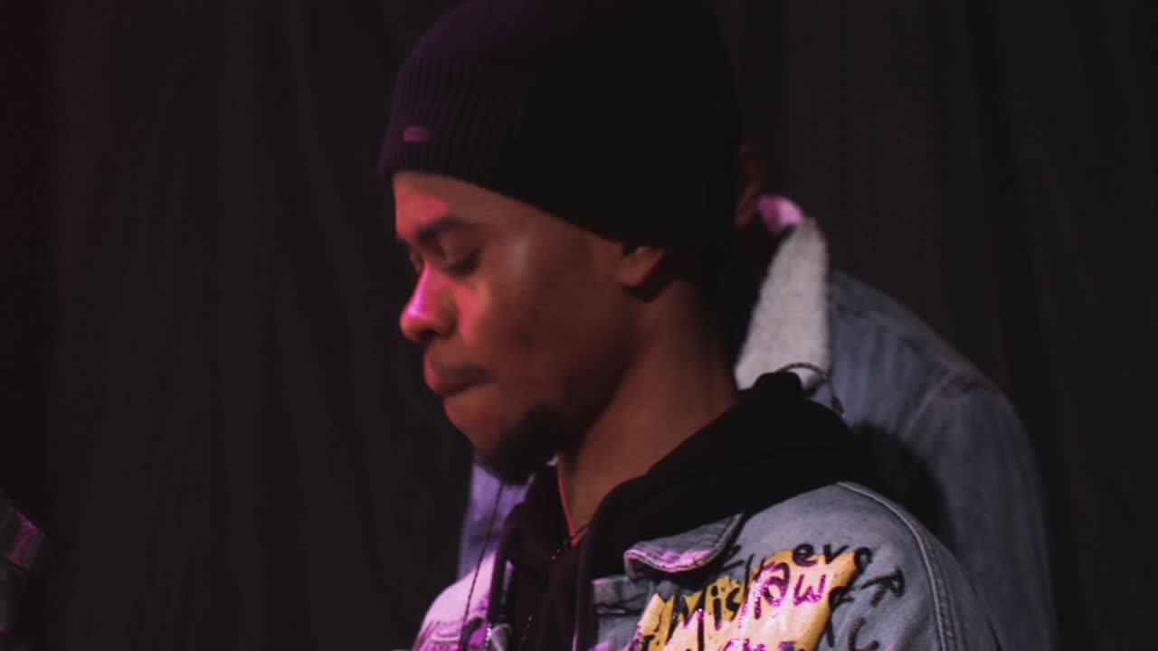 hombre tocando música en vivo